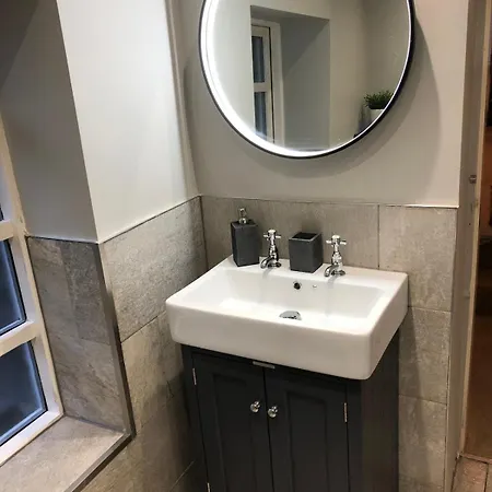 Ashdene With Secure 'sun Trap' Garden *