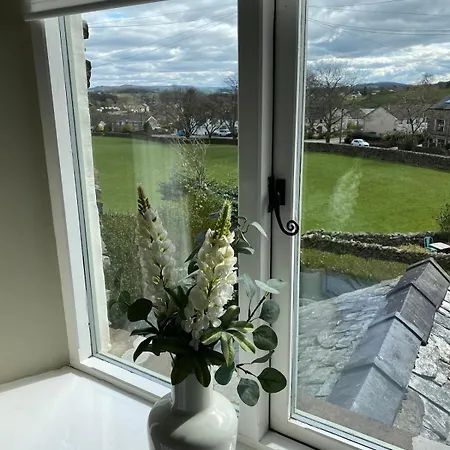 Ashdene With Secure 'sun Trap' Garden * Kendal