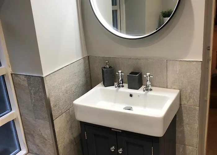 Ashdene With Secure 'sun Trap' Garden *