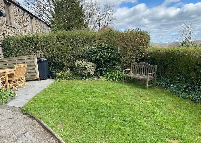 Ashdene With Secure 'sun Trap' Garden 肯德尔